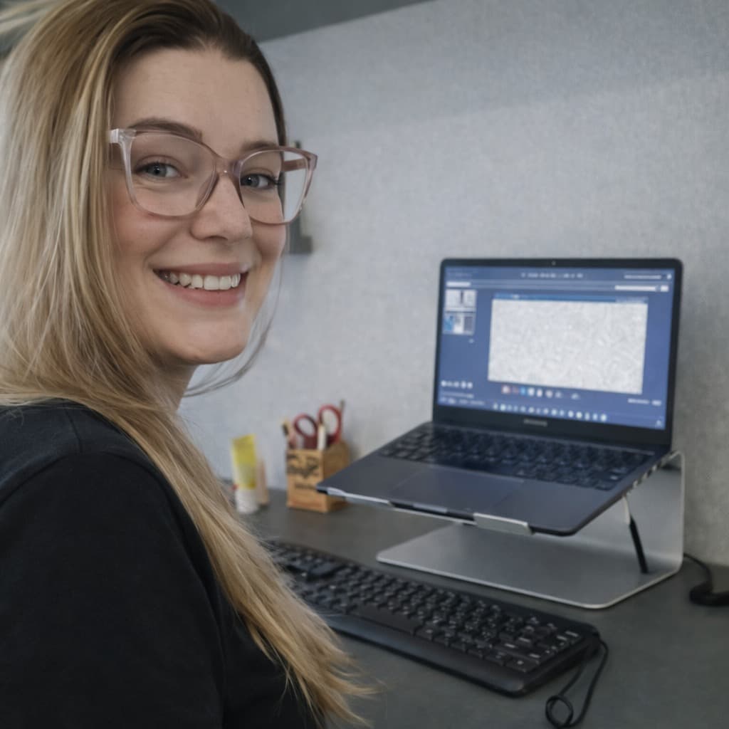 Giovana Lass em seu ambiente de trabalho